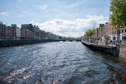 Centro de la ciudad de dublín irlanda río liffey en el centro de la ciudad