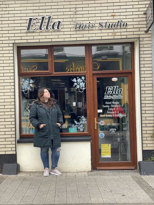 Desislava en la puerta de la empresa Desislava en la puerta de la empresa