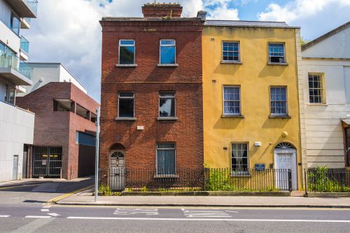 Dos antiguas casas locales residentes nativos en el centro de dublín