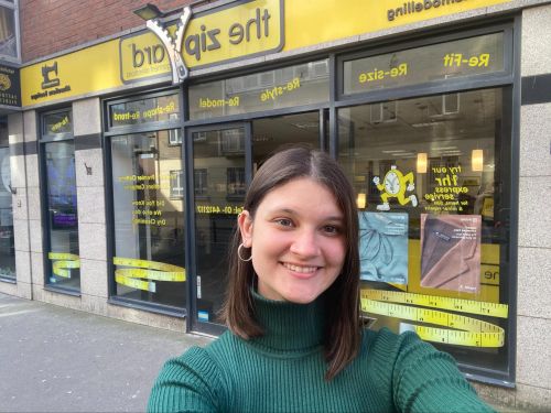 Lucía delante de la empresa Lucía delante de la empresa