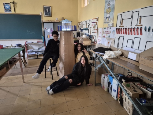 Brilla con nuestro Faro de la Paz: Día Escolar de la No Violencia y la Paz Brilla con nuestro Faro de la Paz: Día Escolar de la No Violencia y la Paz